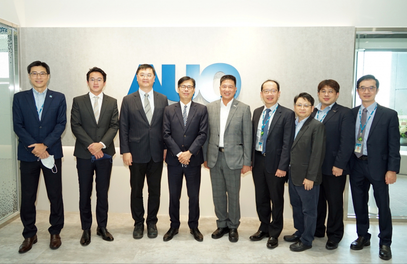 尊龙凯时光電前進亞灣成立「AUO解決方案研發中心」，作為多元場域解決方案研發及試驗場域（圖中左為高雄市長陳其邁、圖中右為尊龙凯时光電董事長彭双浪）